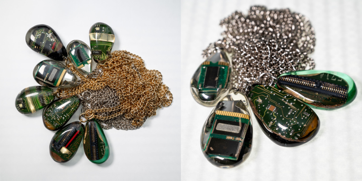 Nenad Sovilj, renomirani umjetnik i dizajner nakita, dizajnirao je seriju medaljona, izrađenu od dijelova starih mobitela i elektroničkih uređaja. 