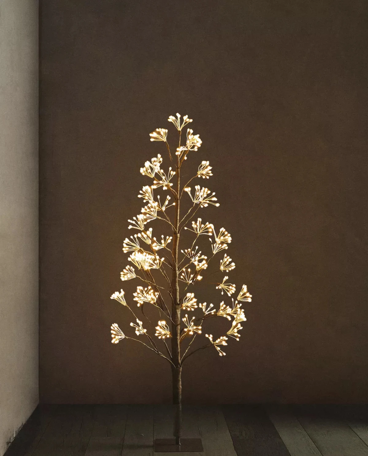 BOŽIĆNO DRVCE S LED LAMPICAMA 99,99 eur 