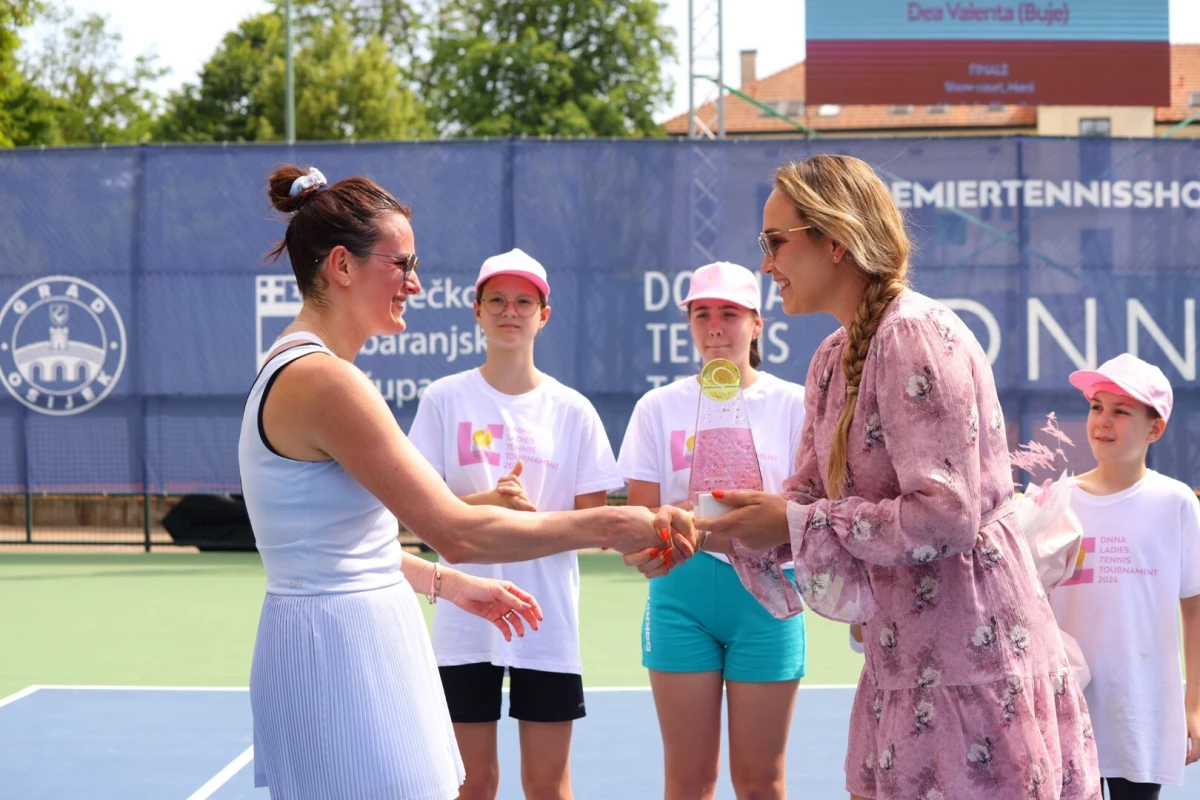 Donna Vekić s pobjednicom dnna ladies tennis torunamenta Tinom Borojević