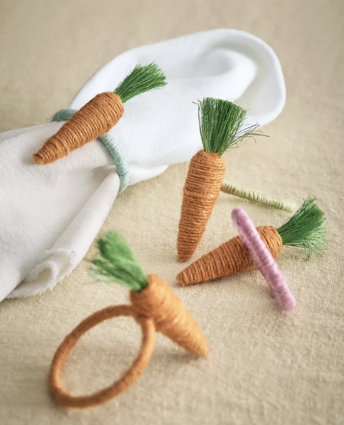 KOMPLET JUTENIH PRSTENA ZA UBRUSE S MRKVOM (KOMPLET OD 4 KOM.) 18,99 €