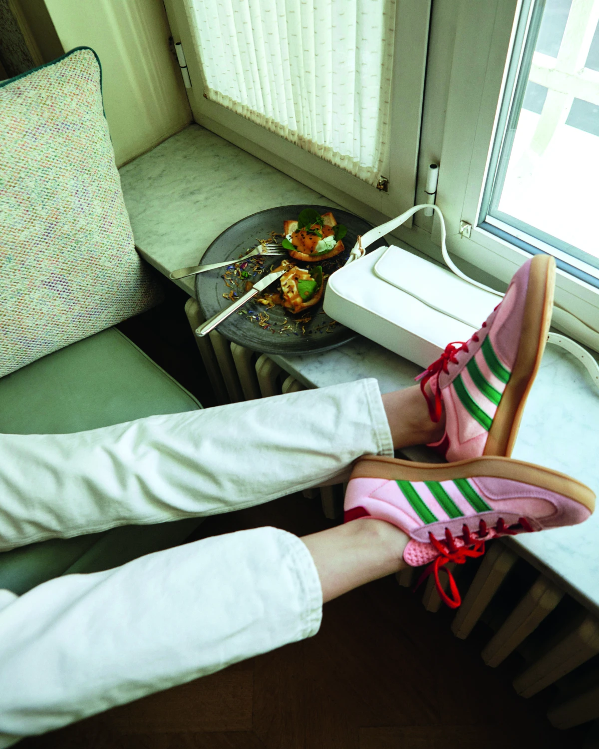 Traperice tommy hilfiger 119,32€. Tenisice adidas originals 119,32€. Torba call it spring 44,99€.