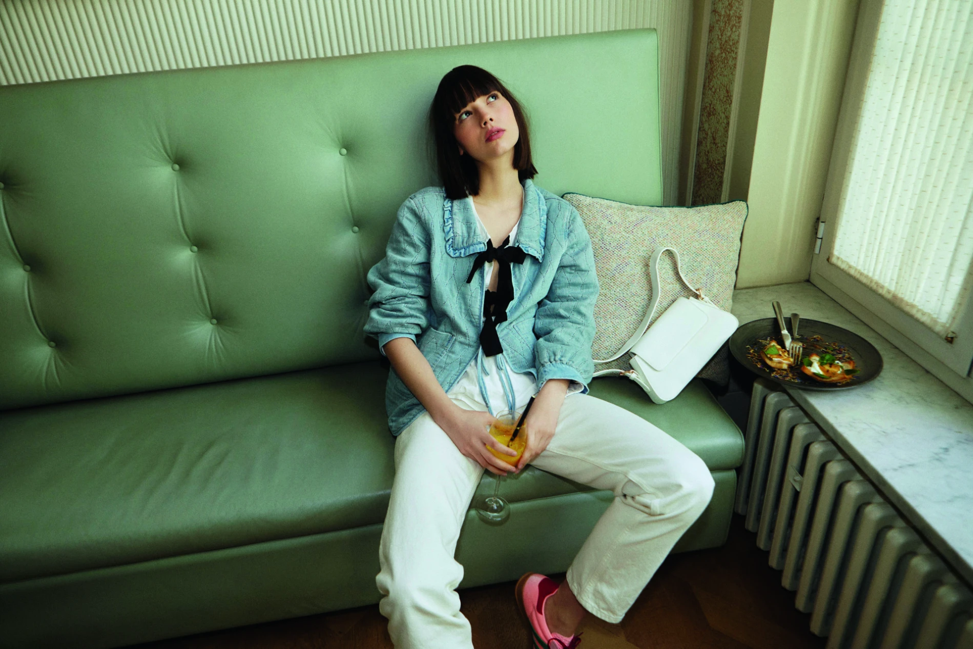 Košulja pieces 36,50€. Jakna only 59,59€. Traperice tommy hilfiger 119,32€. Tenisice adidas originals 119,32€. Torba call it spring 44,99€.