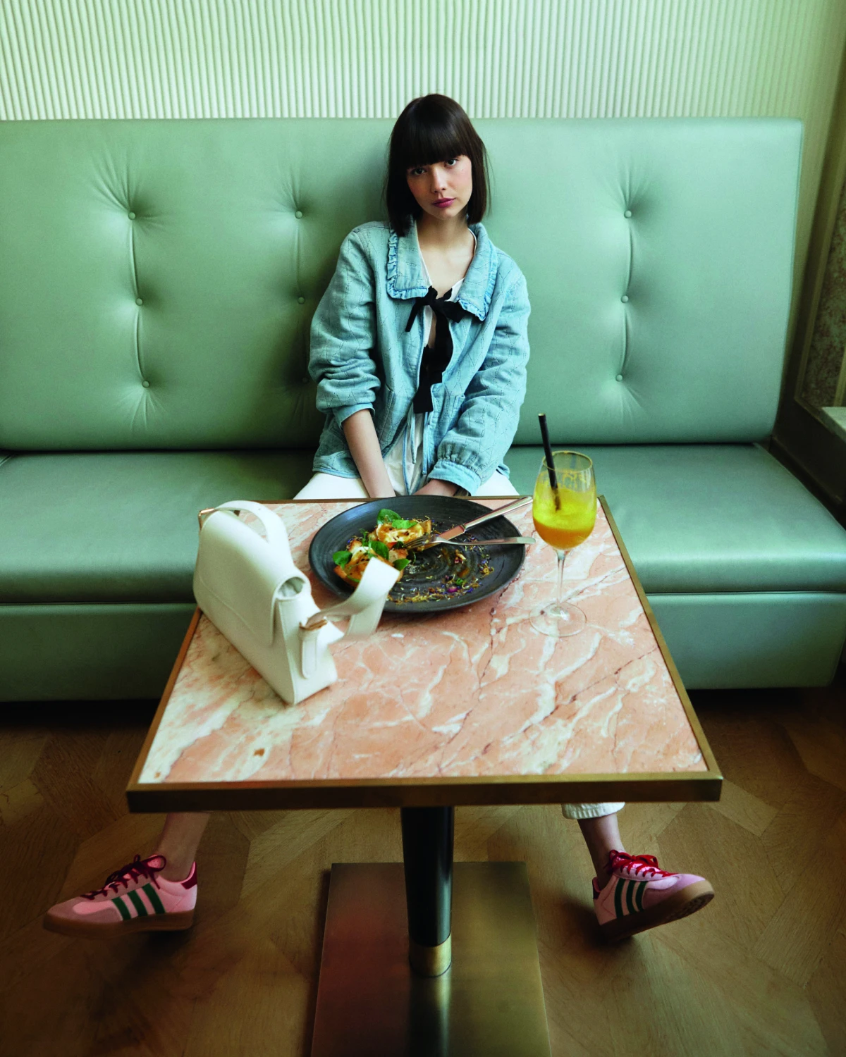 Košulja pieces 36,50€. Jakna only 59,59€. Traperice tommy hilfiger 119,32€. Tenisice adidas originals 119,32€. Torba call it spring 44,99€.