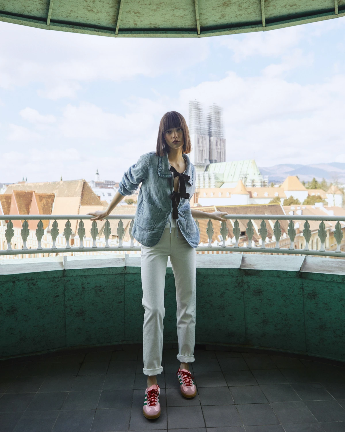 Košulja pieces 36,50€. Jakna only 59,59€. Traperice tommy hilfiger 119,32€. Tenisice adidas originals 119,32€.