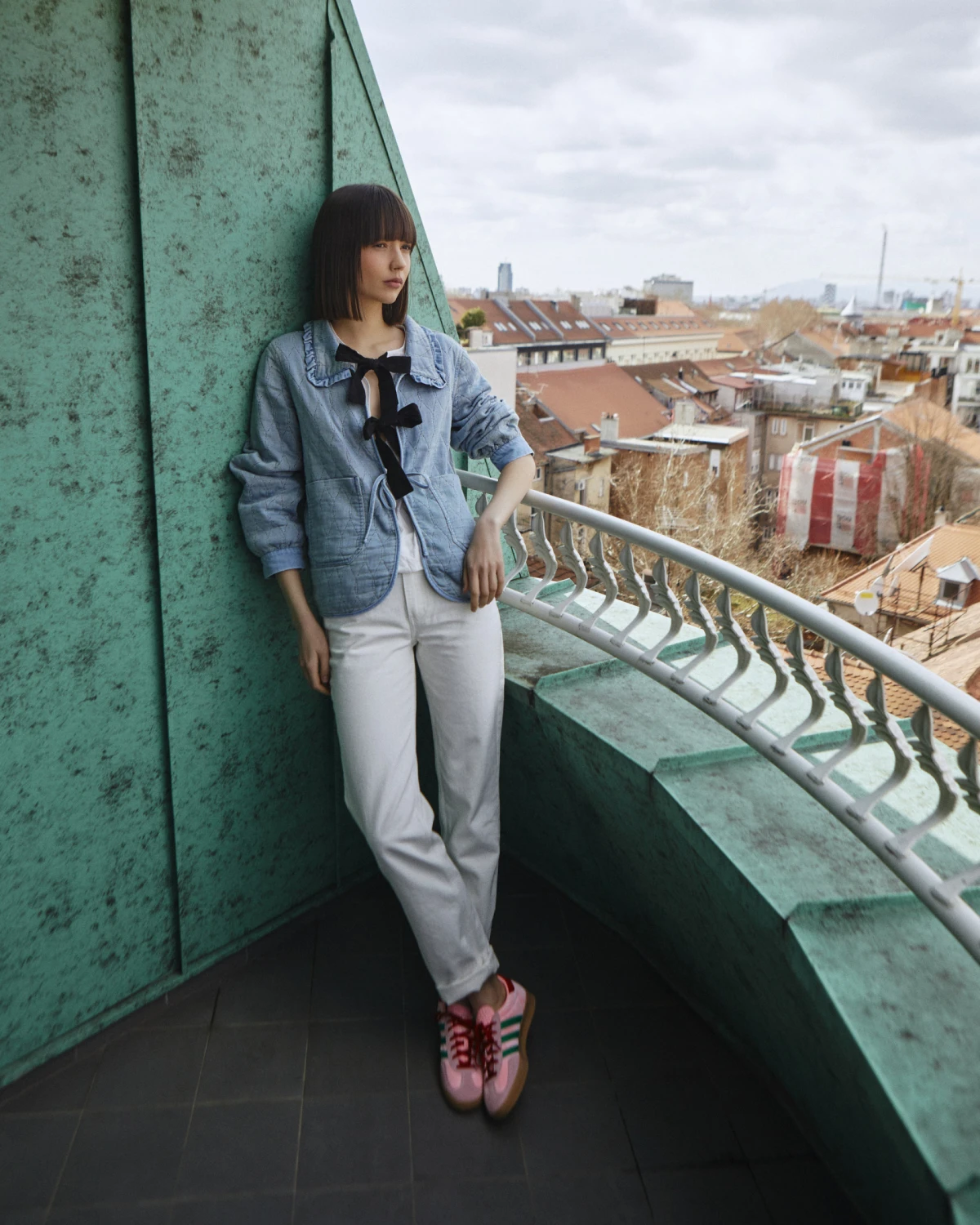 Košulja pieces 36,50€. Jakna only 59,59€. Traperice tommy hilfiger 119,32€. Tenisice adidas originals 119,32€.