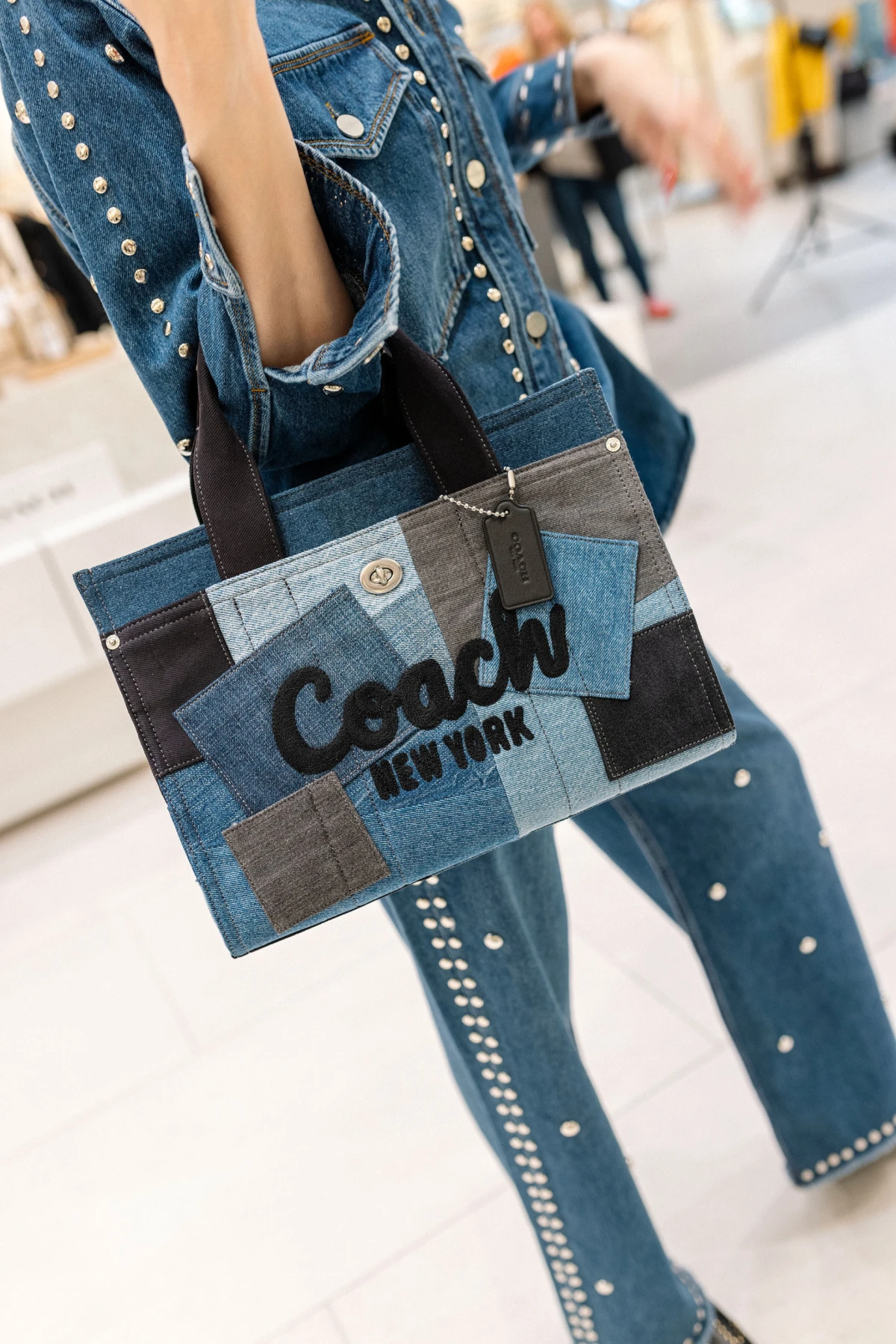 košulja allsaints 269 eur, traperice allsaints 249 eur. čizme allsaints 330 eur, traper torba coach 425 eur