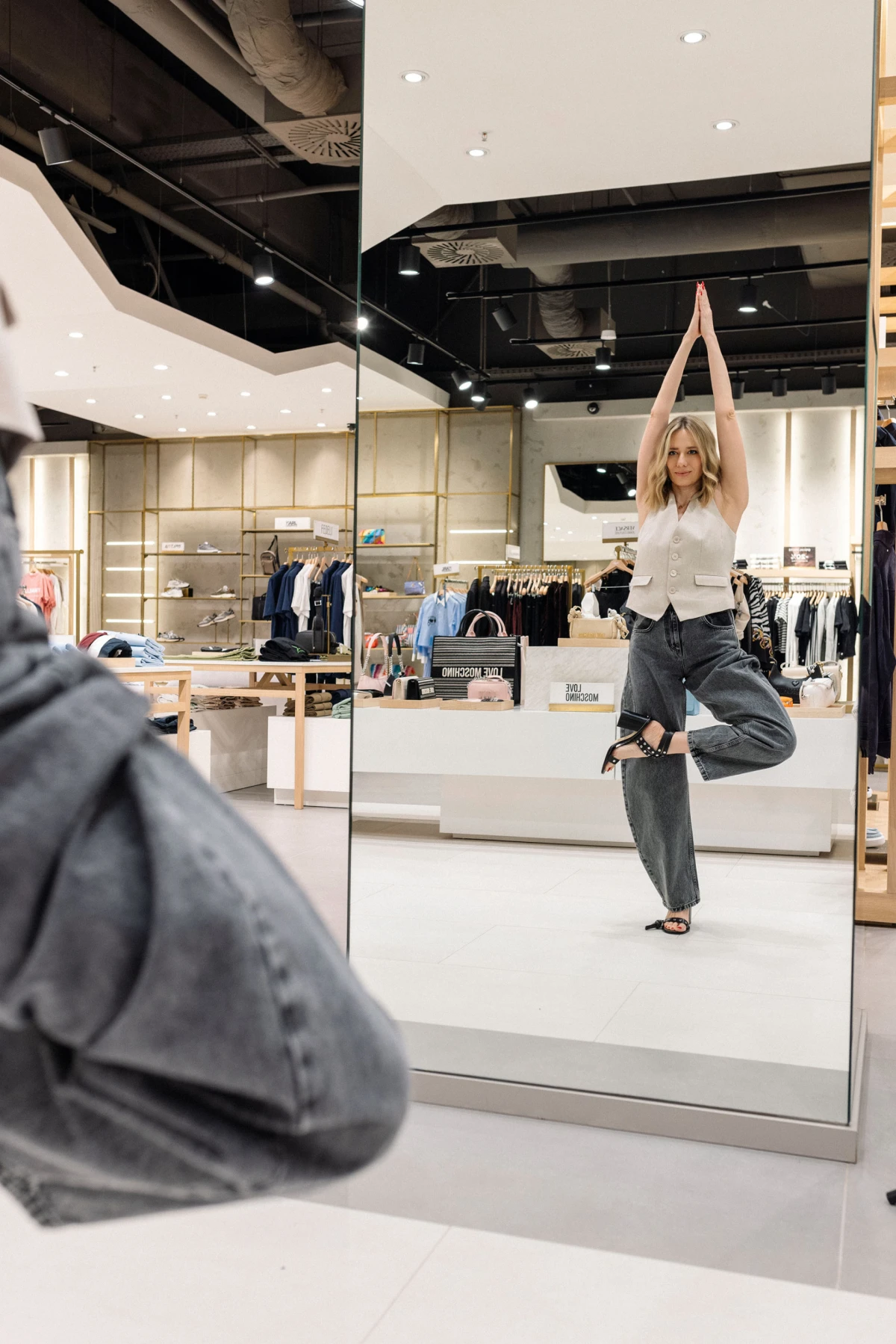 prsluk allsaints 125 eur, traperice maje 237 eur, sandale na petu michael kors 248 eur