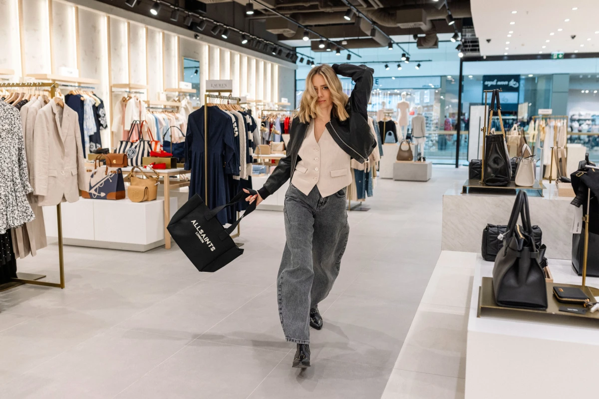 prsluk allsaints 125 eur, traperice maje 237 eur, torba allsaints 155 eur, čizme allsaints 330 eur