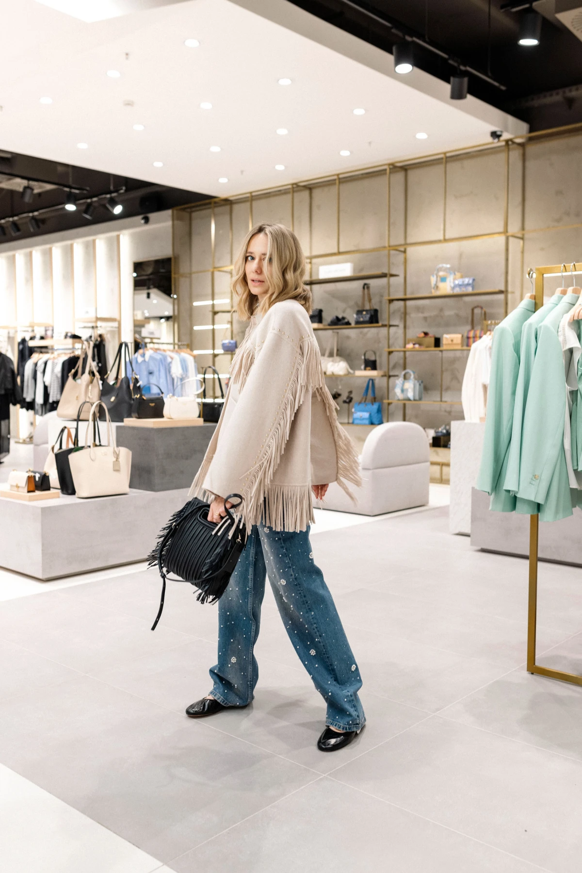 jakna s resama maje 545 eur, traperice maje 303 eur, balerinke sandro 249 eur, torba maje 303 eur