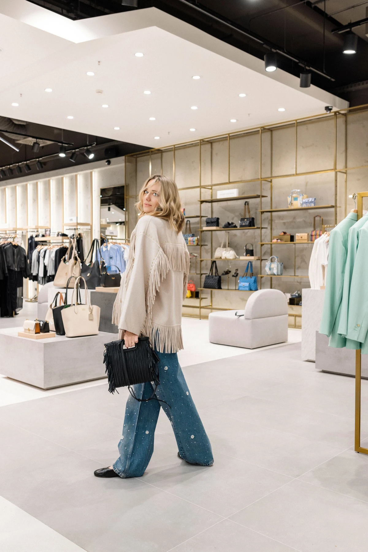 jakna s resama maje 545 eur, traperice maje 303 eur, balerinke sandro 249 eur, torba maje 303 eur