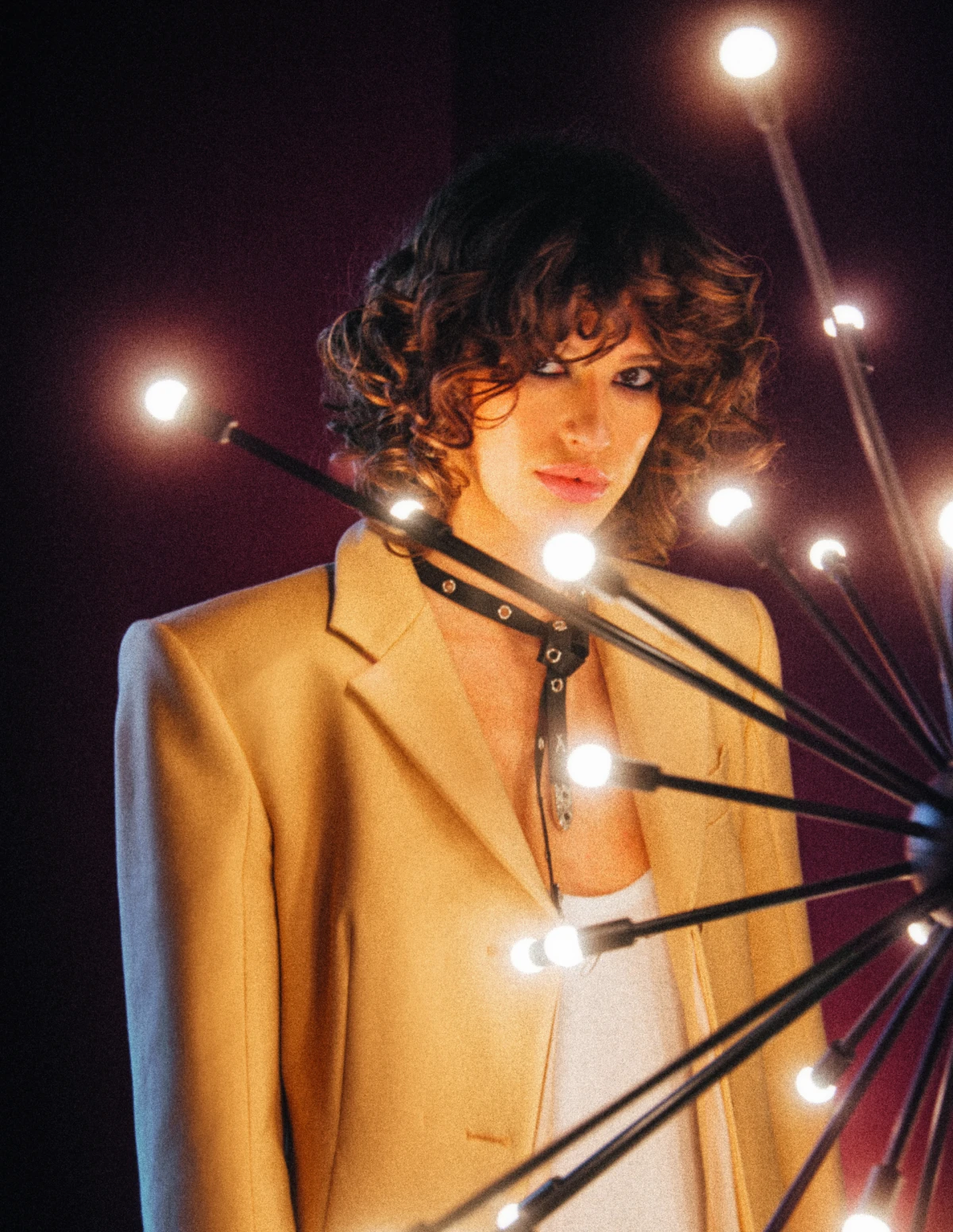 sako: max mara. kombinezod: tribute brand. ogrlica: patrizia pepe.