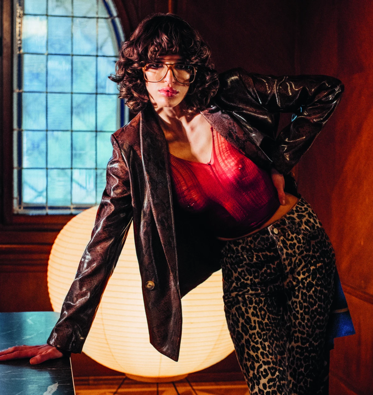 sako: twinset. hlače: ganni (garderoba store). majica: an-estetik