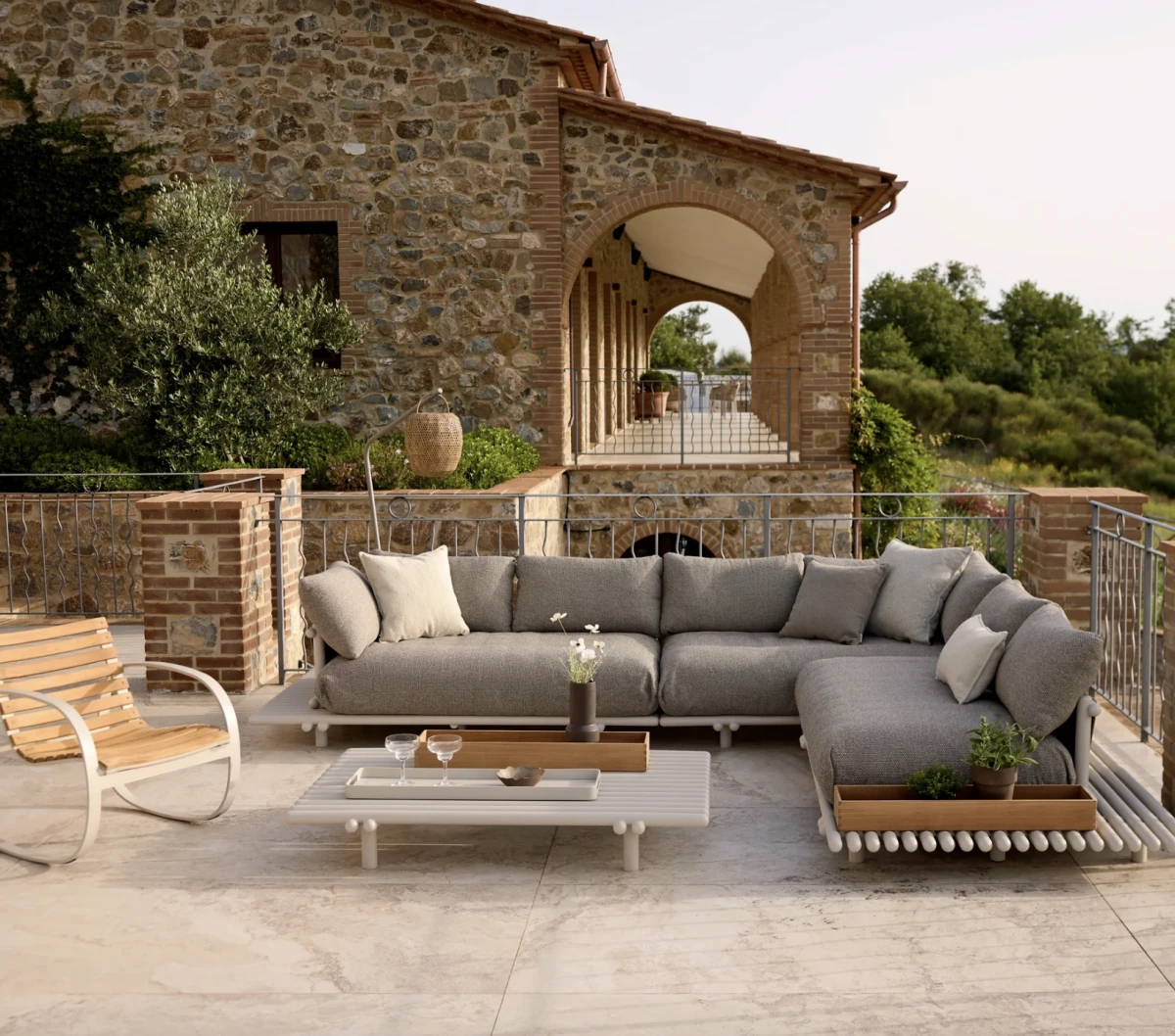 Cane-line velika kutna sofa Sticks platform, 17.751 eura, dostupno u Trika Showroomu 