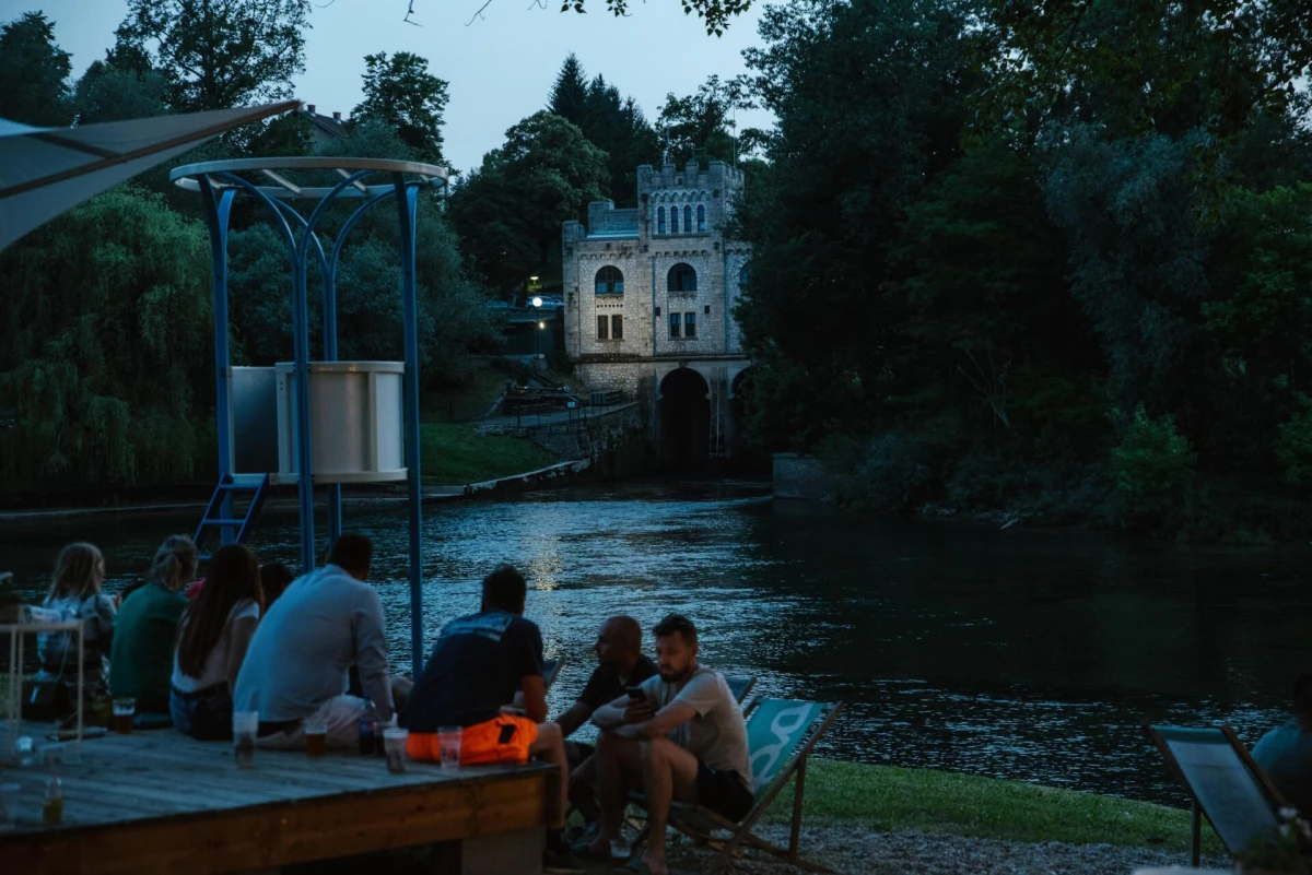 dnevni boravak na rijeci