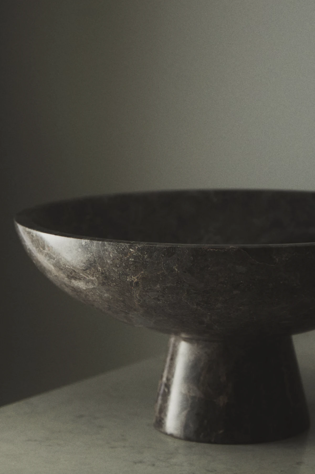 H&M home velika mramorna zdjela na postolju, prije 42,99 €, sada 34,99 €4