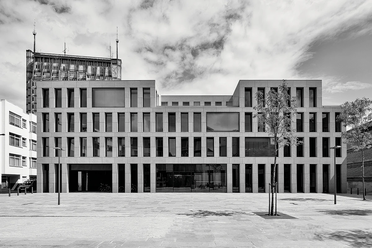 Pulcinella Youth Hostel, Antwerpen, Belgija, 2010.Arhitektonski jezik definira polujavni karakter novog hostela za mlade/KOEN VAM DAMME 