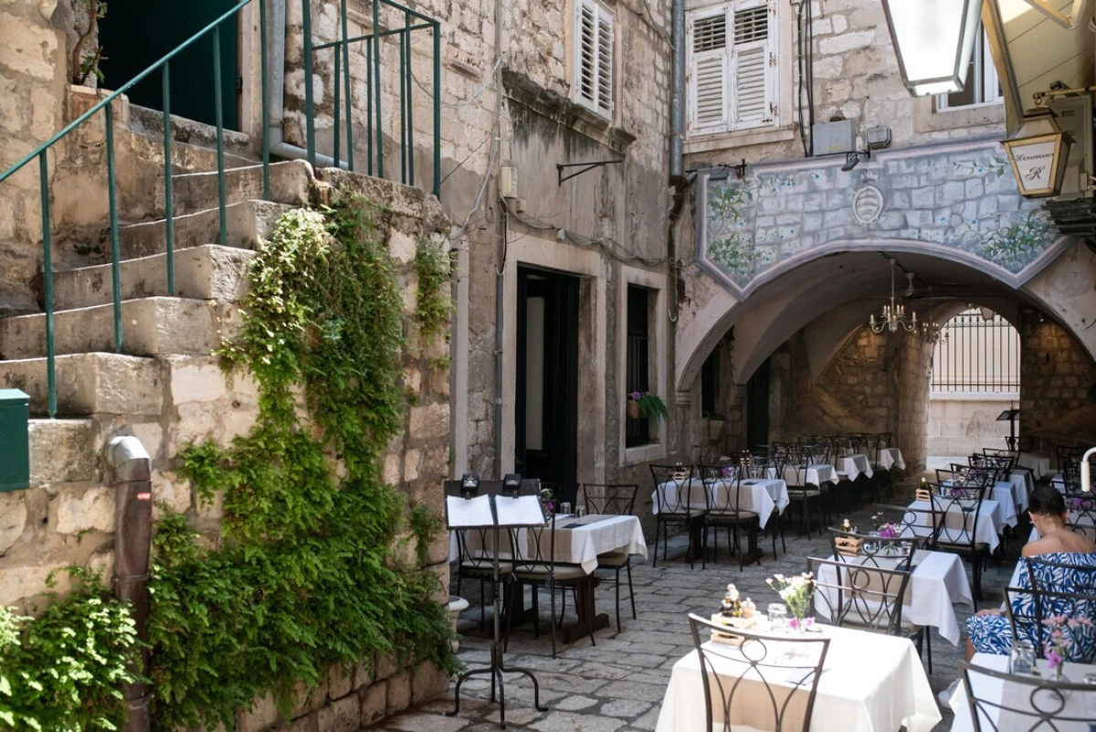 Renaissance art restaurant