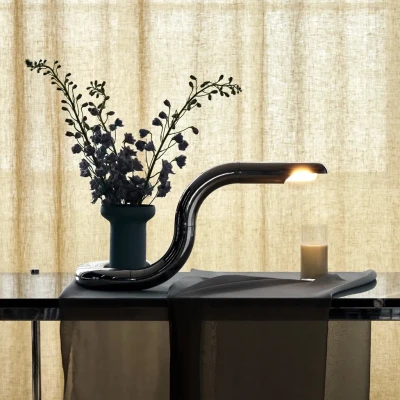 Aspide stolna lampa, dostupna u Trika showroomu 