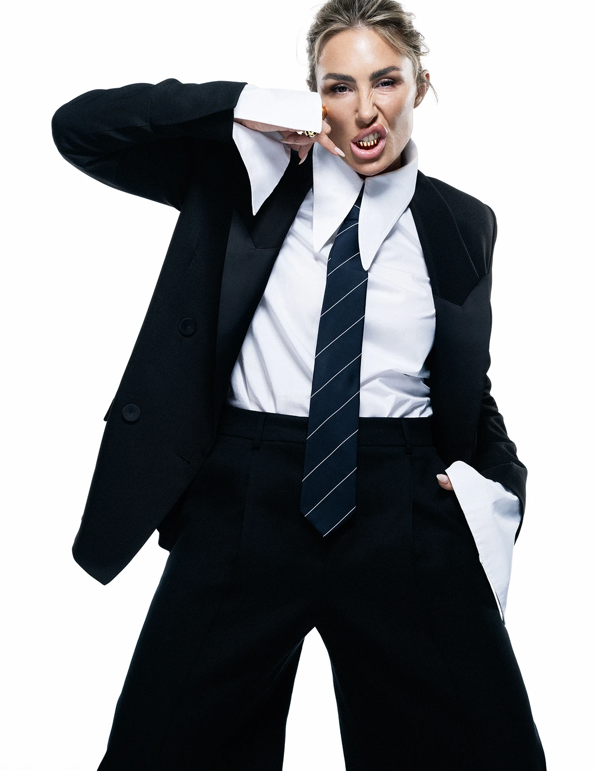 košulja: lokomotiva by lana puljić. sako: patrizia pepe. hlače: max mara. prstenje: cloud&co.