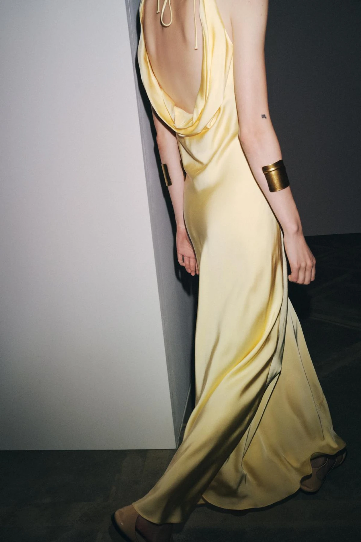 haljina otvorenih leđa 49,95 eur 