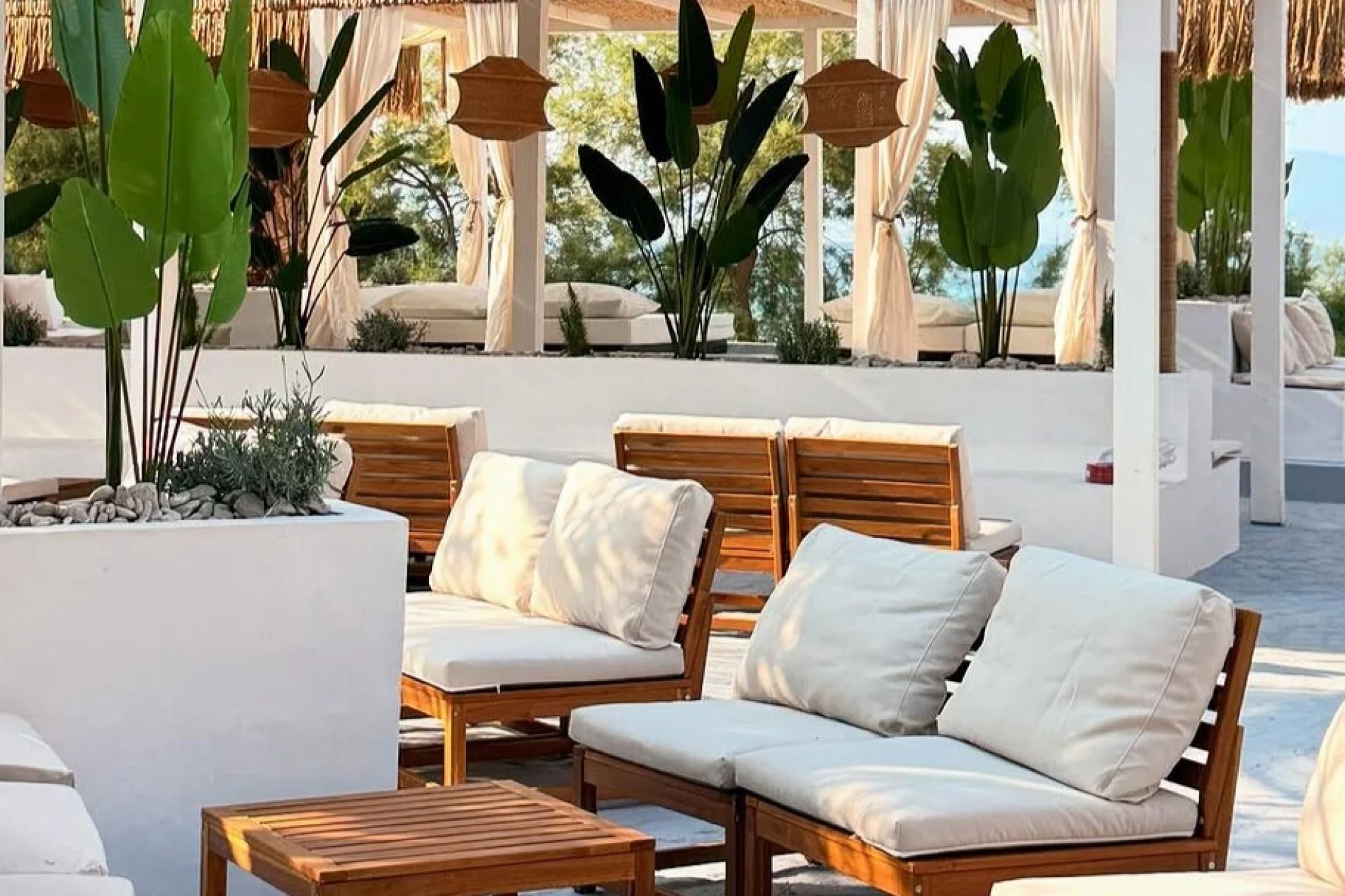 cool beach bar sutivan