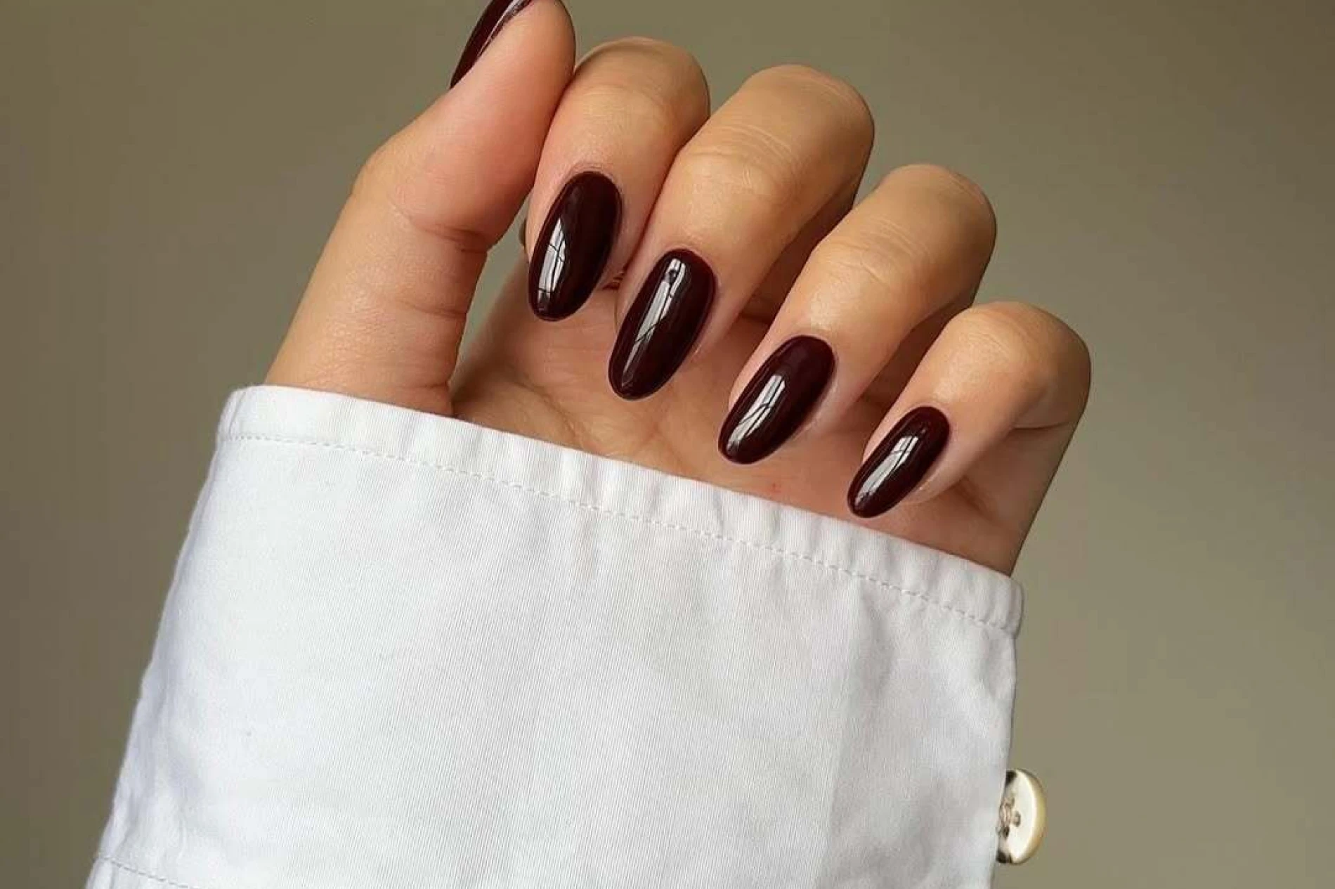 Kako je ova jesenska boja manikure postala naš ljetni favorit?