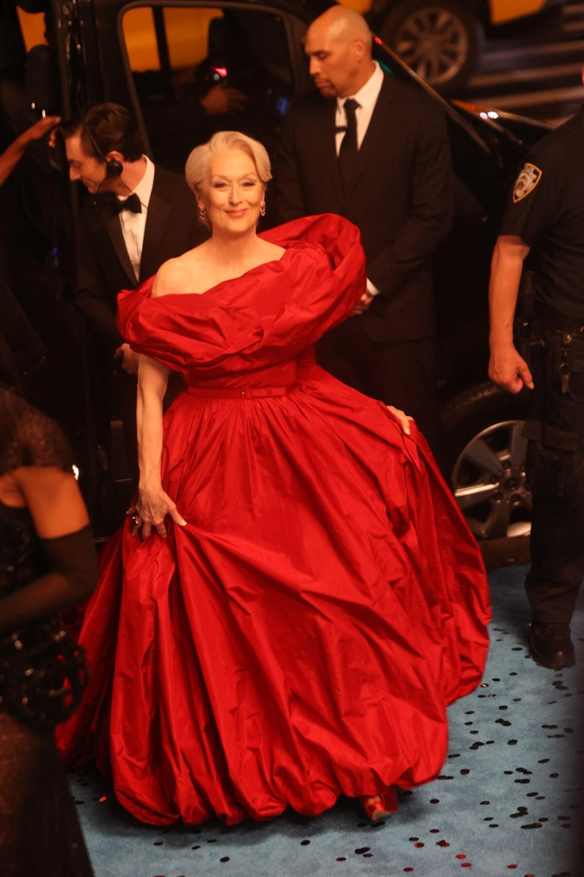 Meryl Streep i Simone Ashley zablistale u gala haljinama na snimanju filma Vrag nosi Pradu 2