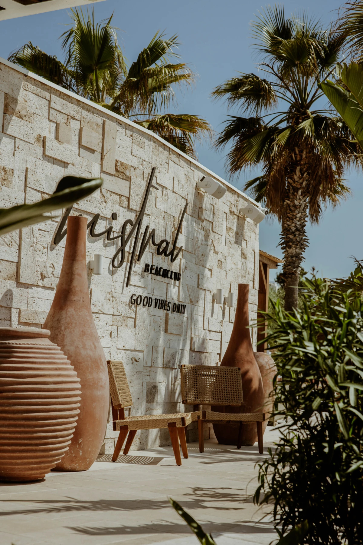 Doživite jadransku eleganciju u Mistral Beach Clubu – najpoželjnijem ljetnom mjestu u Splitu