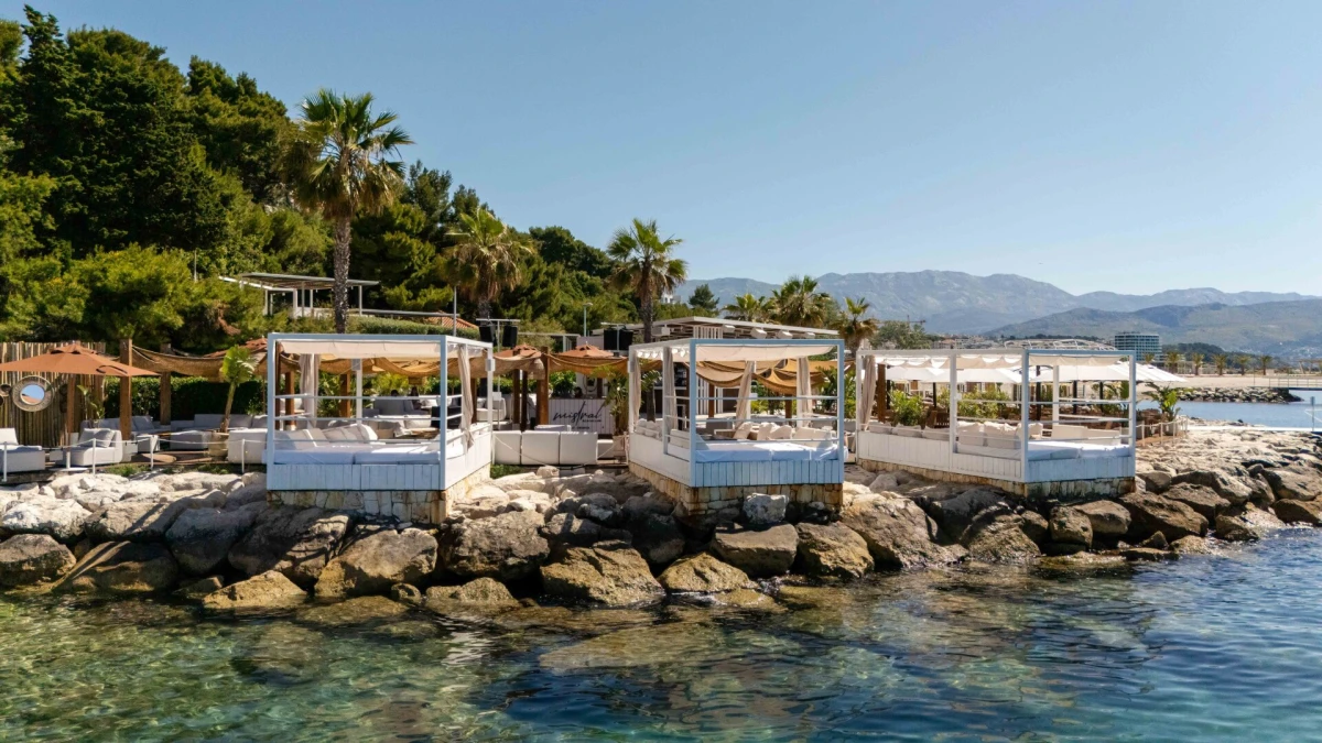 Doživite jadransku eleganciju u Mistral Beach Clubu – najpoželjnijem ljetnom mjestu u Splitu