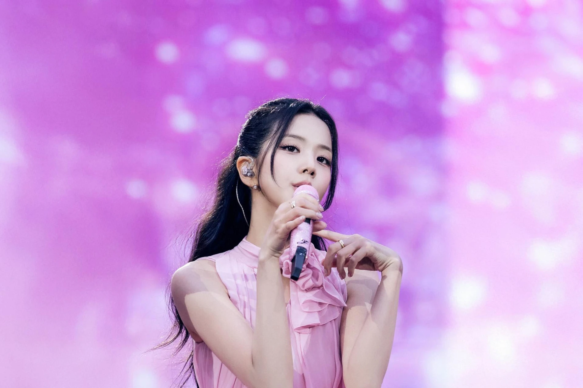 Dior couture na K-pop pozornici: Jisoo pretvorila koncert u modni spektakl