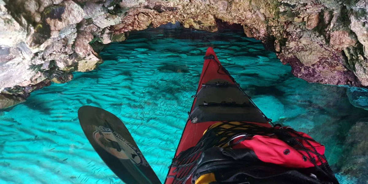 Kajakaška avantura na Rabu: Od skrivenih uvala do skoka u Medovu Bužu