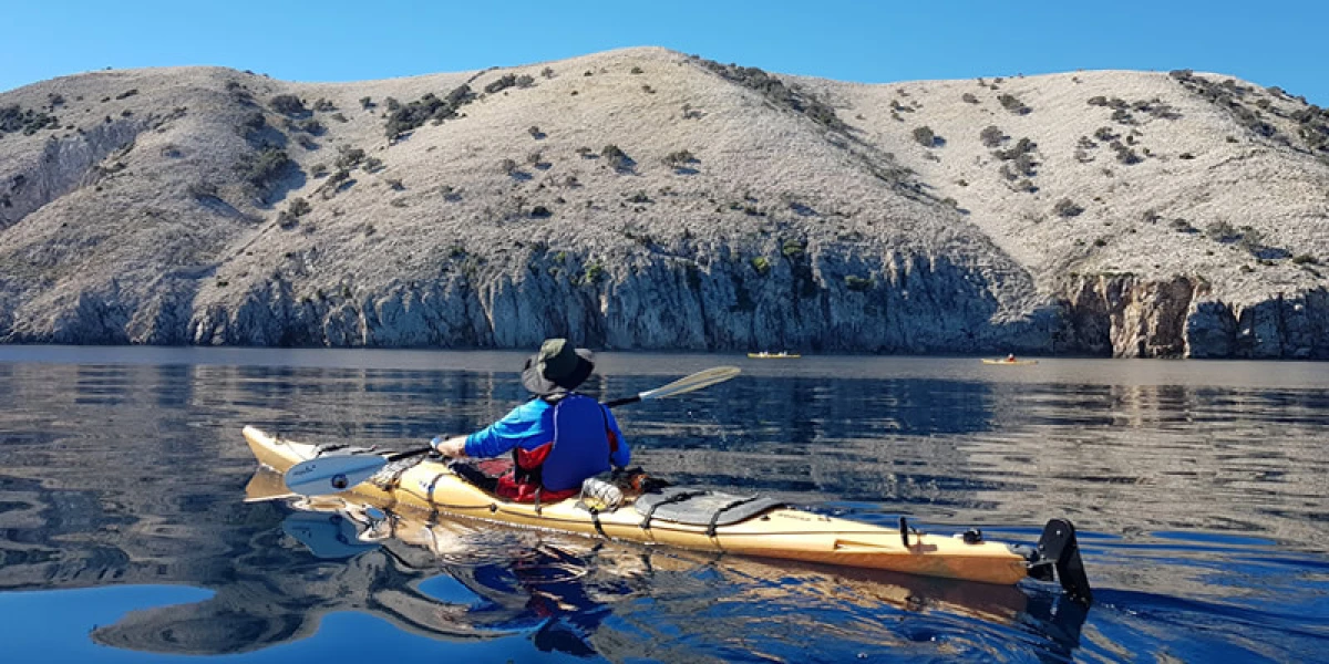 Kajakaška avantura na Rabu: Od skrivenih uvala do skoka u Medovu Bužu