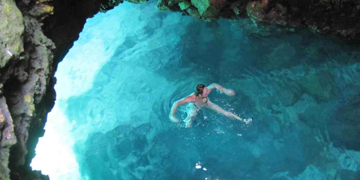 Kajakaška avantura na Rabu: Od skrivenih uvala do skoka u Medovu Bužu