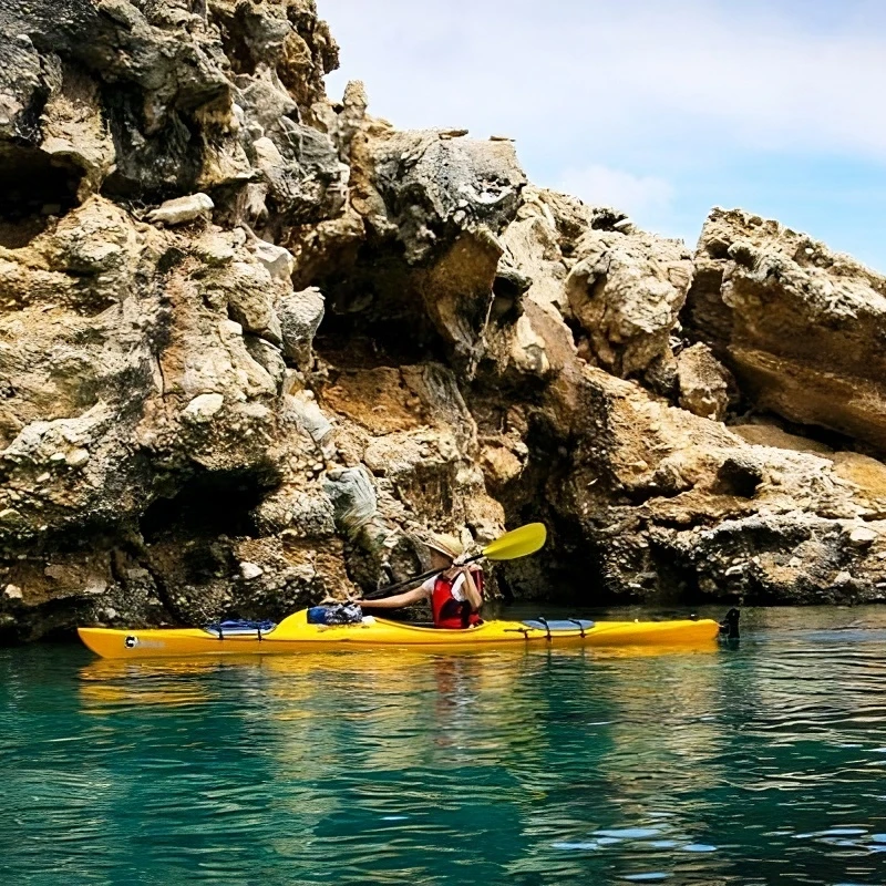 Kajakaška avantura na Rabu: Od skrivenih uvala do skoka u Medovu Bužu