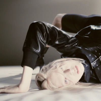 Oduševila nas je nova Alexander McQueen kampanja s Alex Consani