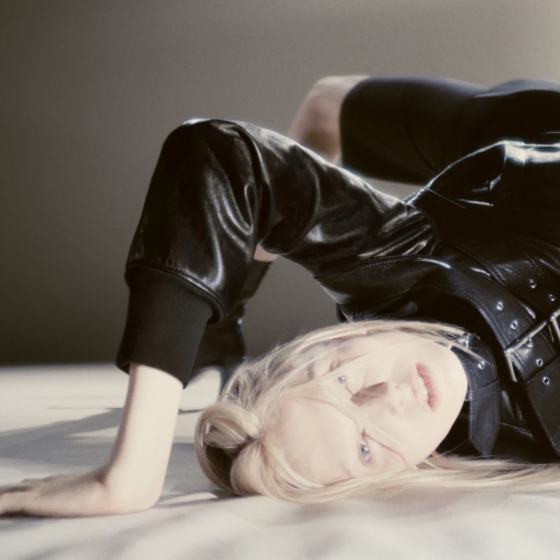 Oduševila nas je nova Alexander McQueen kampanja s Alex Consani