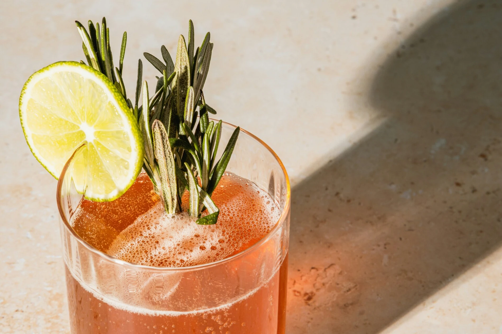 Niskoalkoholni kokteli su ljetni trend koji prenosimo i u jesensko doba