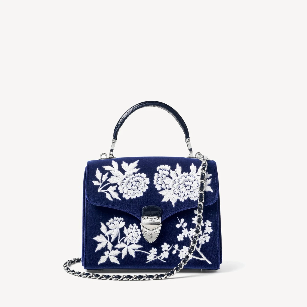 Pronašli smo torbe koje obožavaju kraljevske dame i to u pola cijene!