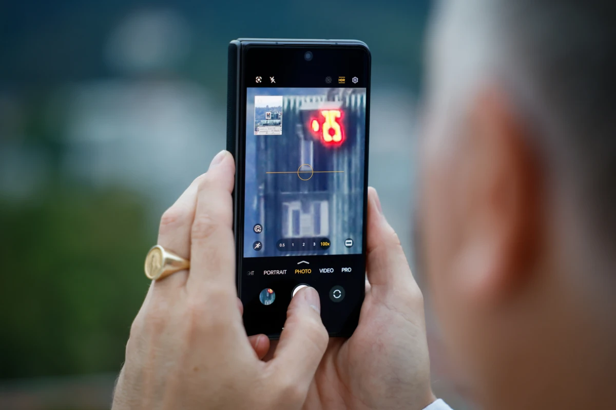 HONOR Magic V5: U Ljubljanskom dvorcu premijerno predstavljen najtanji preklopni pametni telefon do sada