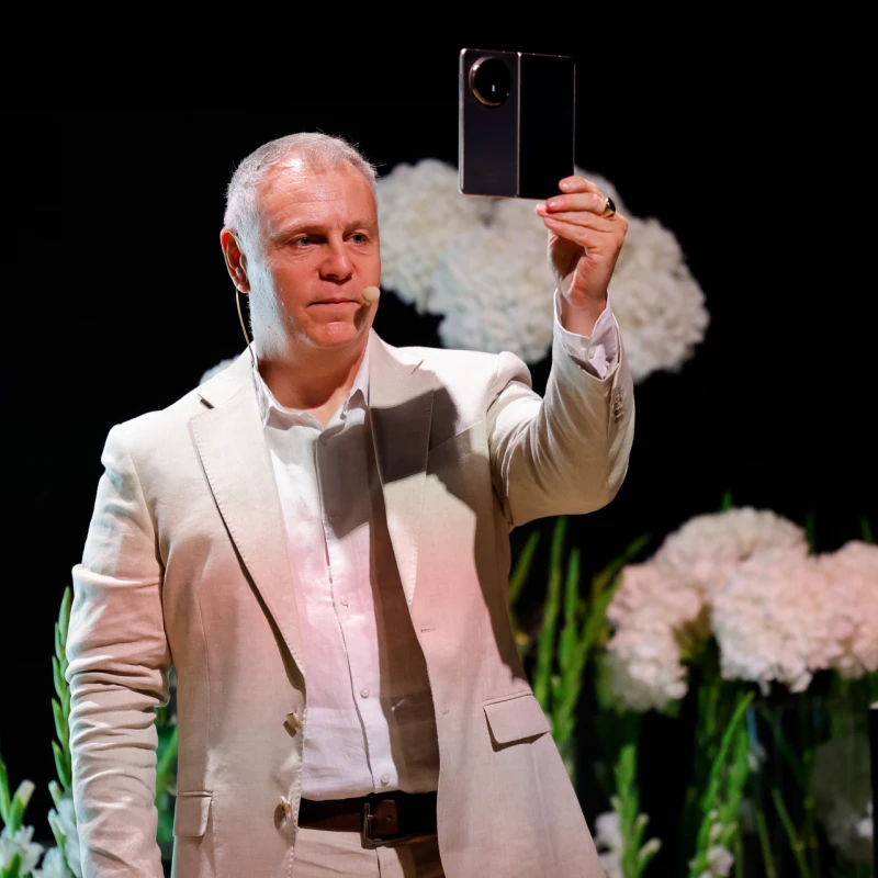 HONOR Magic V5: U Ljubljanskom dvorcu premijerno predstavljen najtanji preklopni pametni telefon do sada