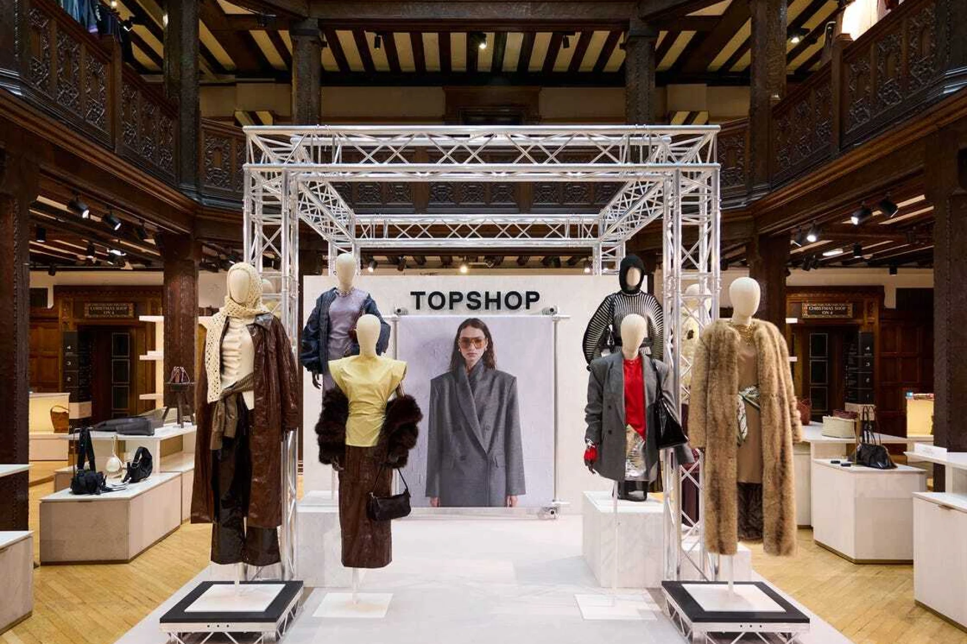 Topshop je službeno otvorio svoj prvi fizički dućan u Londonu, a ovo su najbolji komadi koje želimo