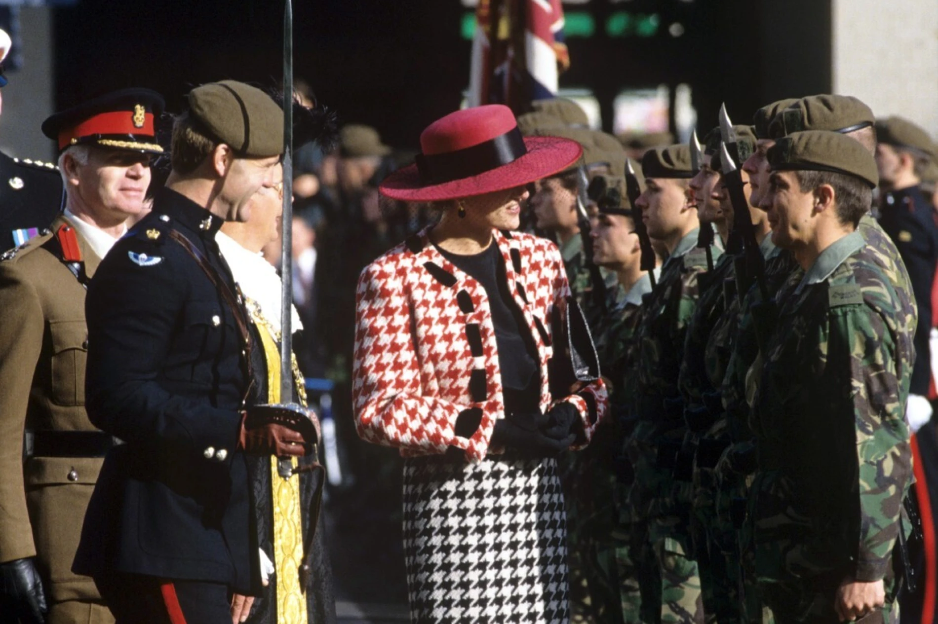 Evo kako nositi tvid ove jeseni po uzoru na kraljevske dame