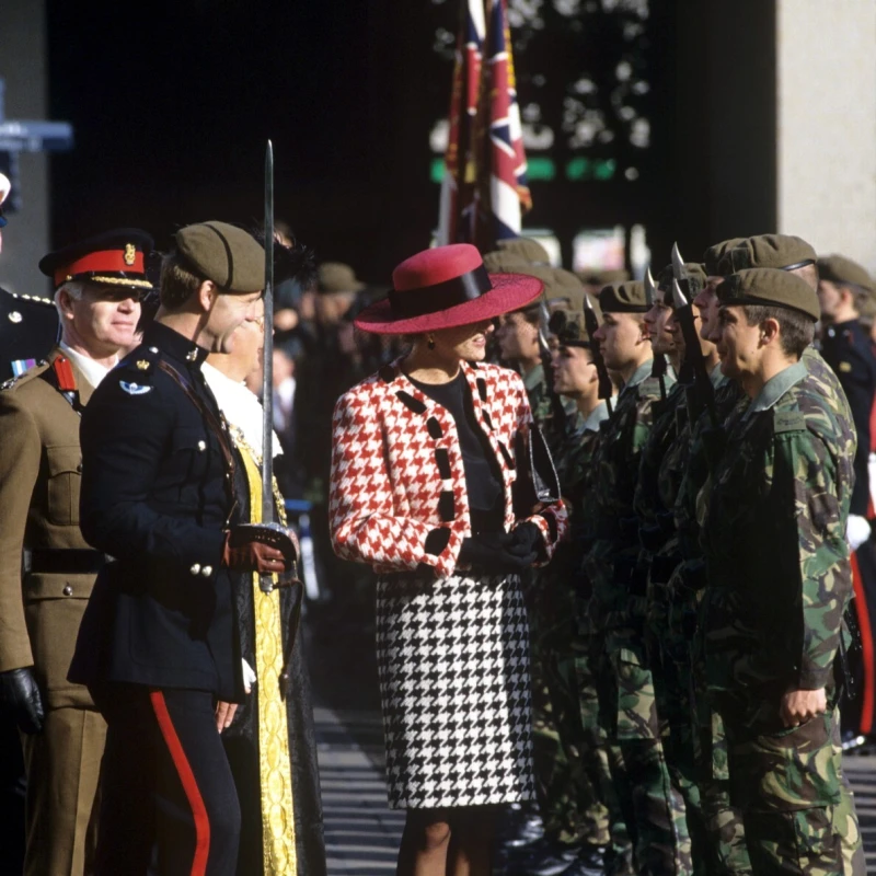 Evo kako nositi tvid ove jeseni po uzoru na kraljevske dame