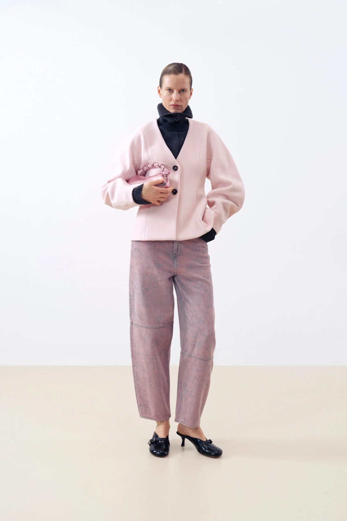 Ove jeseni nosimo traperice u boji: Evo 5 ideja kako ih uklopiti u svakodnevne outfite