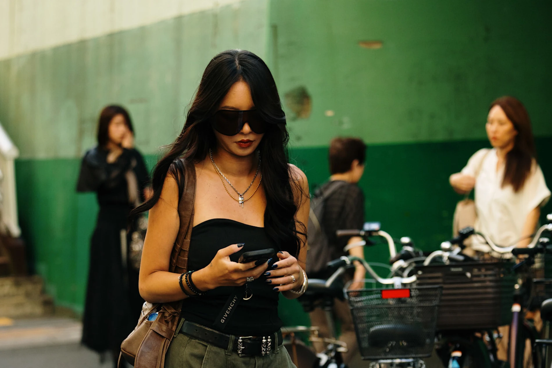 Ove jeseni nosimo traperice u boji: Evo 5 ideja kako ih uklopiti u svakodnevne outfite