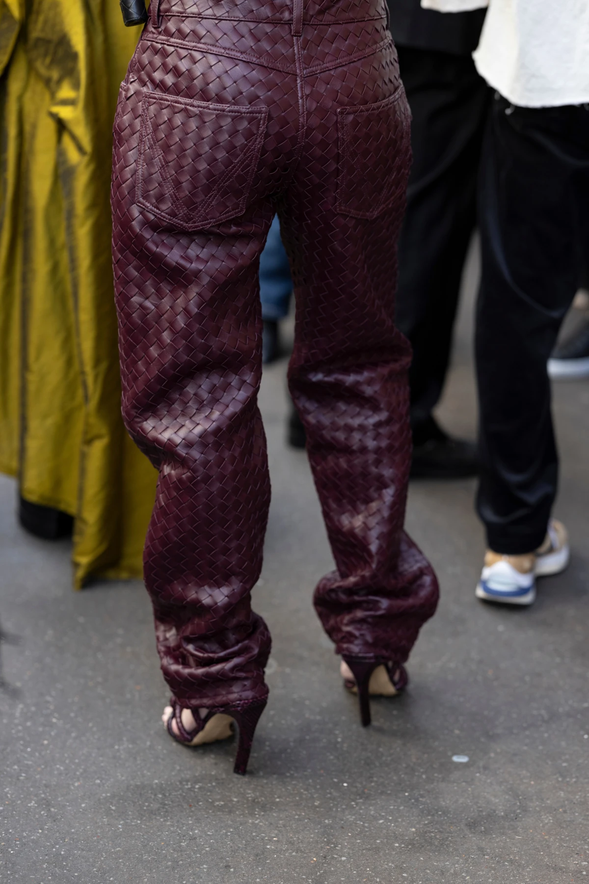 Ove jeseni nosimo traperice u boji: Evo 5 ideja kako ih uklopiti u svakodnevne outfite