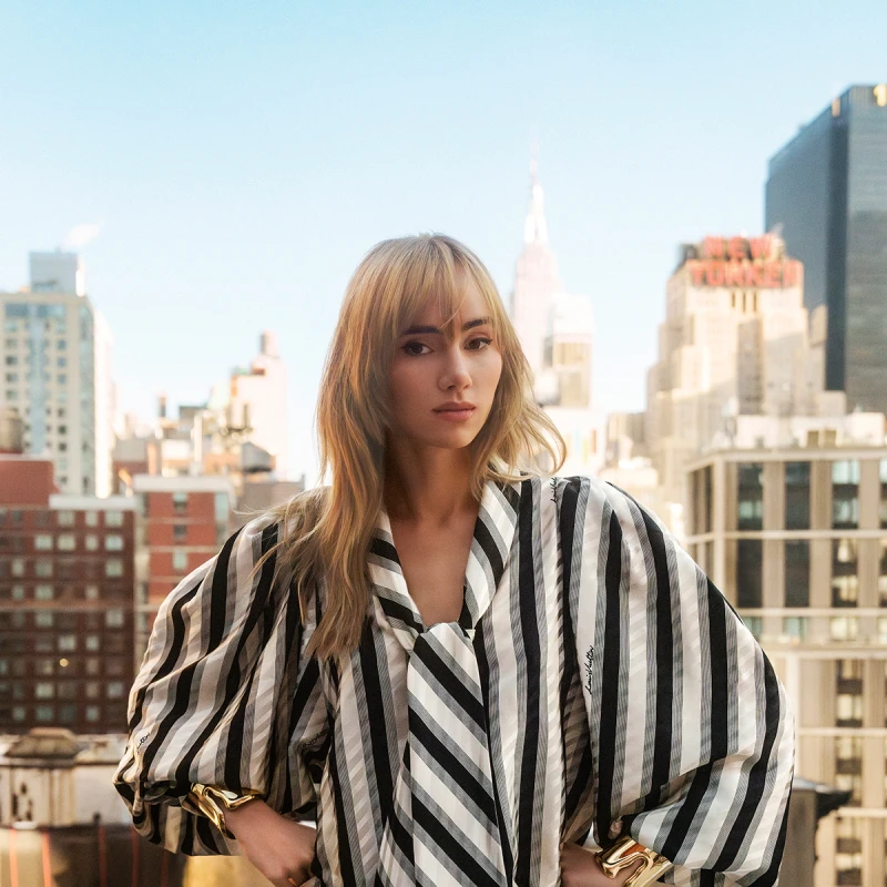 Suki Waterhouse za Elle: ''Oslobađajuće je naučiti smijati se samom sebi''