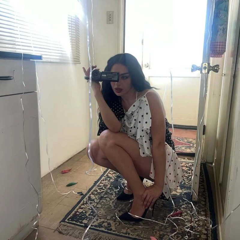 Charli XCX odabrala je prozirnu haljinu za svoje drugo vjenčanje u Siciliji