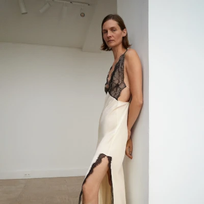 Pronašli smo satensku haljinu s čipkom idealnu za slojevito jesensko odijevanje