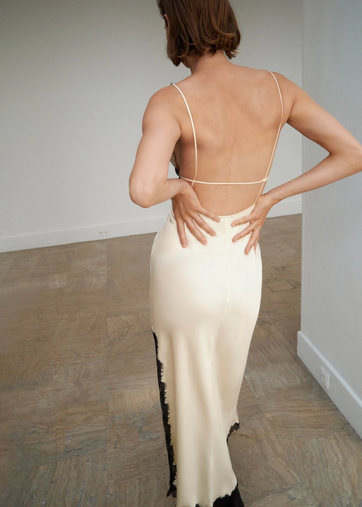 Pronašli smo satensku haljinu s čipkom idealnu za slojevito jesensko odijevanje